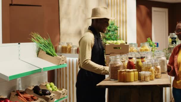 식료품점 디스플레이에 신선하게 과일과 크레이트를 배치하는 업체는 고객에게 유기농 제품을 — 비디오