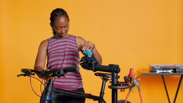 Ingenjör Inrätta Cykel Reparationsställ Med Hjälp Den För Att Justera — Stockvideo