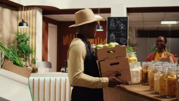 Fournisseur Local Plaçant Des Caisses Avec Des Fruits Fraîchement Récoltés — Video