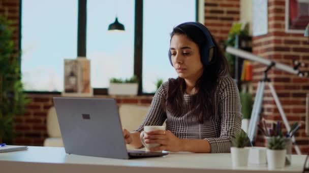 Bilgisayar Masasında Kahve Içip Müzik Dinlerken Bilgisayardaki Postaları Kontrol Eden — Stok video