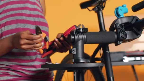 잘못된 자전거 부품을 패치하기 도구를 준비하는 전문가의 휴대용 카메라 스크류 — 비디오