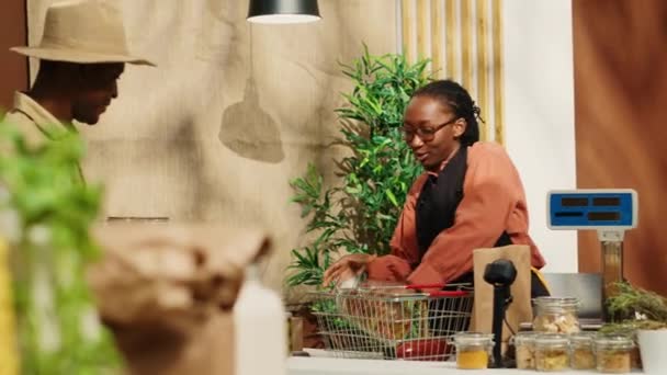 Afro Amerikaanse Vrouw Begroet Klant Bij Kassa Lokale Boerenmarkt Weegt — Stockvideo