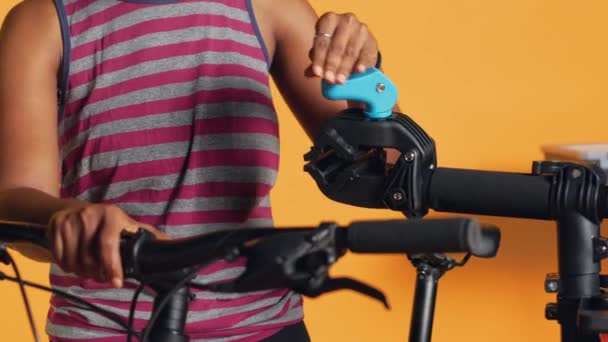 Serviceman Criação Suporte Reparo Bicicleta Antes Iniciar Trabalho Rodas Defeituosas — Vídeo de Stock