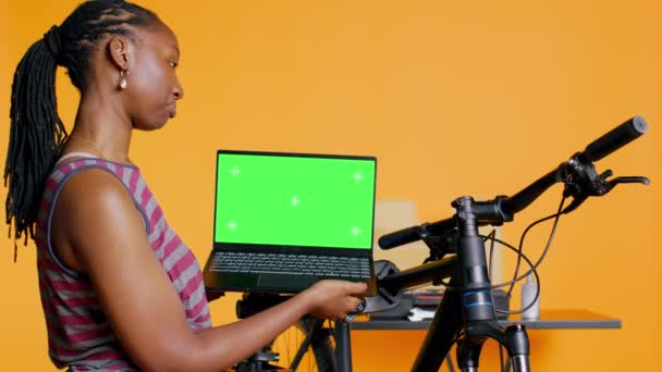 Vrolijke Vrouw Tutorial Video Chroma Key Laptop Leren Fiets Repareren — Stockvideo