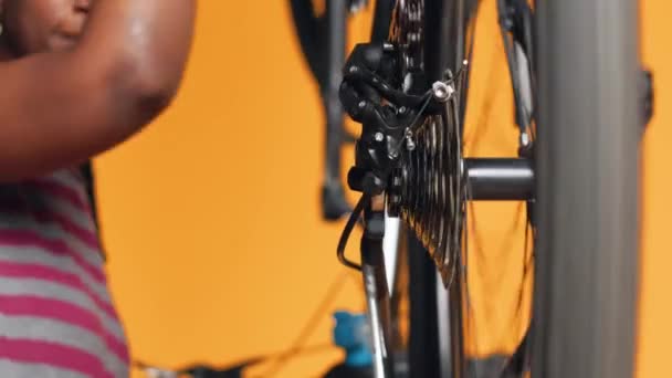 维修人员正在测试自行车车轮的近照 专注于专业的自行车轮胎在模糊背景下的故障检测中被修复 — 图库视频影像