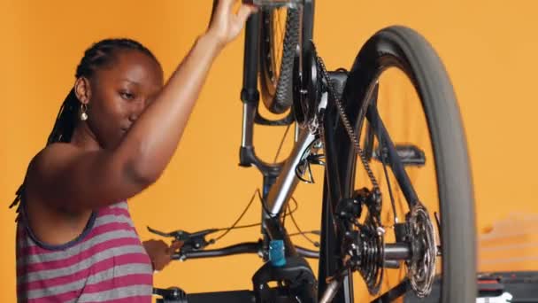 Técnico Alegre Verificando Desempenho Bicicleta Girando Pedais Especialista Sorrindo Garantindo — Vídeo de Stock