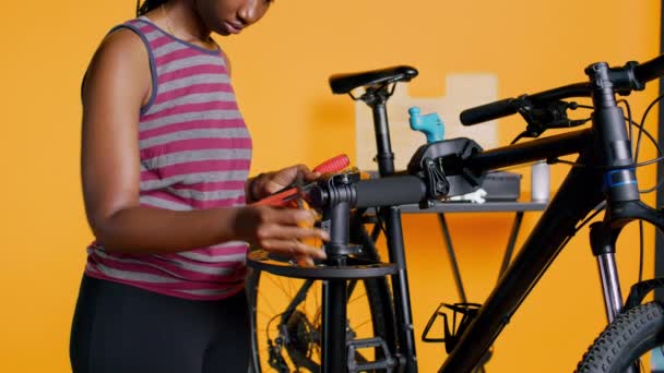 Imagem Perto Trabalhador Preparando Ferramentas Trabalho Antes Começar Remodelar Bicicleta — Vídeo de Stock