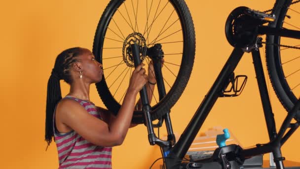 Engenheiro Fazendo Manutenção Bicicletas Oficina Reparo Fundo Estúdio Substituindo Roda — Vídeo de Stock