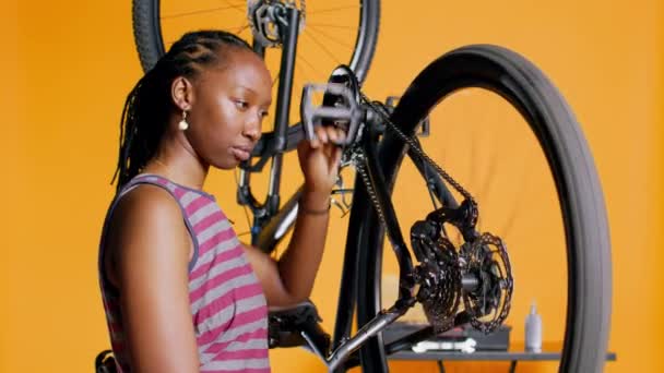 Механическое Нажатие Педалей Вращения Велосипедного Колеса Осмотр После Ремонта Смазки — стоковое видео