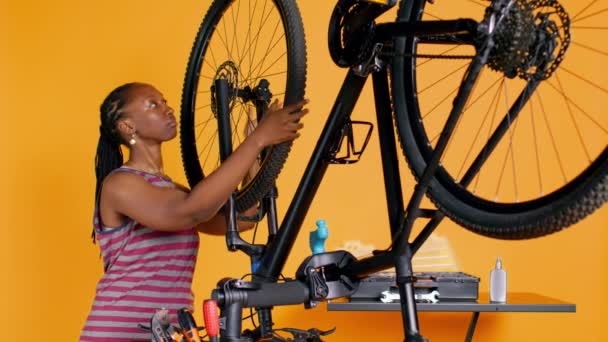 Engenheiro Fazendo Manutenção Bicicletas Oficina Reparo Fundo Estúdio Substituindo Roda — Vídeo de Stock