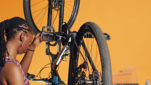 Ingeniero Empujando Los Pedales Para Girar Rueda Bicicleta Inspeccionarlo Uso — Vídeo de stock