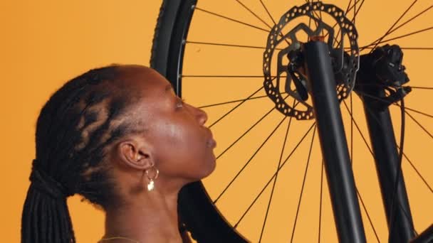 Skicklig Expert Lossa Cykelhjul Och Justera Styret Studio Bakgrund Verkstad — Stockvideo
