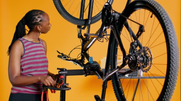 Afrikalı Amerikalı Tamirci Hasarlı Bisiklet Gidonu Tutamaklarını Tamir Etmek Için — Stok video