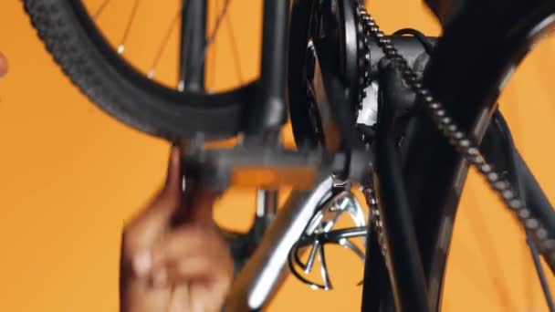 Empleado Bipoc Empujando Pedales Para Girar Rueda Bicicleta Haciendo Mantenimiento — Vídeo de stock
