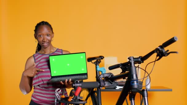 Afrikalı Amerikalı Bir Kadın Bisiklet Tamirhanesi Stüdyo Arka Planının Reklamını — Stok video