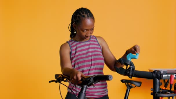 Empleado Tienda Atelier Instalando Soporte Reparación Bicicletas Antes Comenzar Trabajar — Vídeos de Stock
