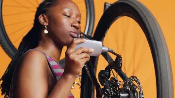 Mecânico Bipoc Usando Cola Especializada Para Corrigir Cadeia Bicicletas Danificadas — Vídeo de Stock