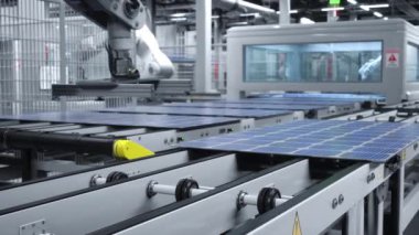 Son teknoloji güneş paneli lojistik deposundaki otonom robot kolları fotovoltaik modülleri manevra ediyor. Yenilenebilir enerji tesislerinde üretilen PV hücreleri, montaj hatlarıyla, 3D yakın çekim