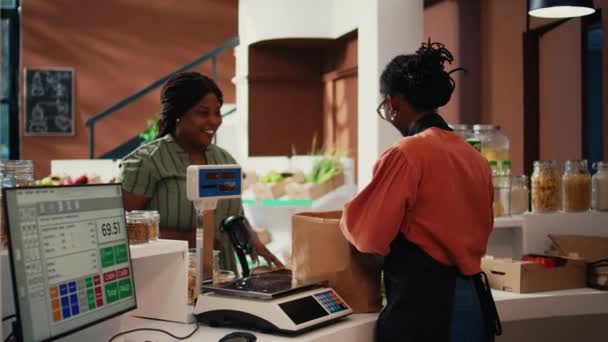 Afrykański Amerykański Klient Kupuje Ekologiczne Produkty Rolne Lokalnym Supermarkecie Aby — Wideo stockowe