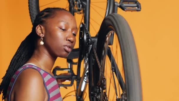 Τεχνικός Που Πιέζει Πεντάλ Περιστρέψουν Τον Τροχό Του Ποδηλάτου Ελέγχοντάς — Αρχείο Βίντεο