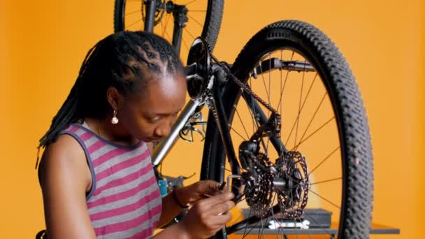 Especialista Que Utiliza Destornillador Llave Hexagonal Para Asegurar Rueda Bicicleta — Vídeo de stock