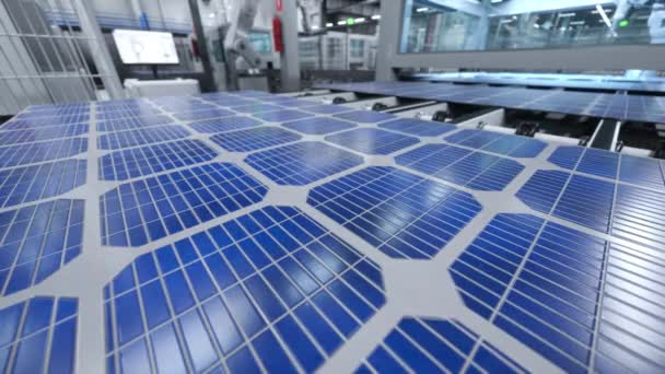 Enfoque Paneles Solares Cintas Transportadoras Con Brazos Robóticos Operando Fondo — Vídeos de Stock