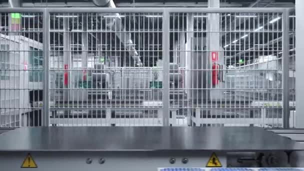 แขนห นยนต ตสาหกรรมวางแผงเซลล แสงอาท บนสายการผล ตขนาดใหญ ในโรงงานท นสม โซลาร เซลล — วีดีโอสต็อก
