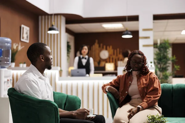Huéspedes Afroamericanos Sala Estar Hablando Disfrutando Servicio Lujo Hotel Esperando — Foto de Stock