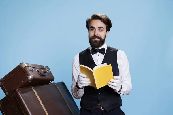 Otel Kapıcısı Kamerada Şiir Kitabından Hoşlanıyor Konukseverlik Sektöründe Çalışırken Zaman — Stok fotoğraf