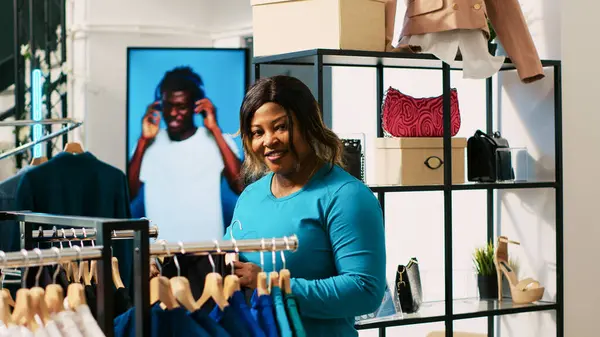 Cliente Afro Americano Olhando Com Camisa Moda Verificando Itens Material — Fotografia de Stock