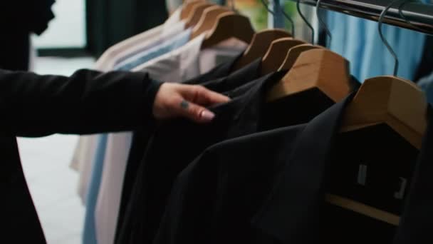 Mulher Elegante Examinando Todas Camisas Coloridas Exposição Loja Roupas Comprando — Vídeo de Stock