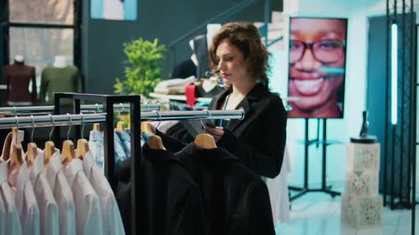 Uśmiechnięty Sprzedawca Detaliczny Lubi Pracować Butiku Mody Weryfikując Akcje Wieszakach — Wideo stockowe