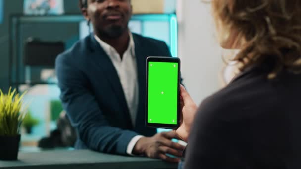 Gerente Loja Segurando Smartphone Com Layout Greenscreen Caixa Registradora Trabalhando — Vídeo de Stock