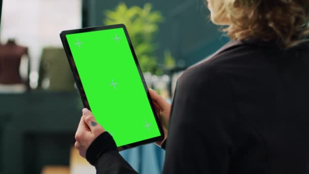 Υπάλληλος Καταστήματος Χρησιμοποιώντας Tablet Τρέχει Διάταξη Greenscreen Στη Μπουτίκ Μόδας — Αρχείο Βίντεο