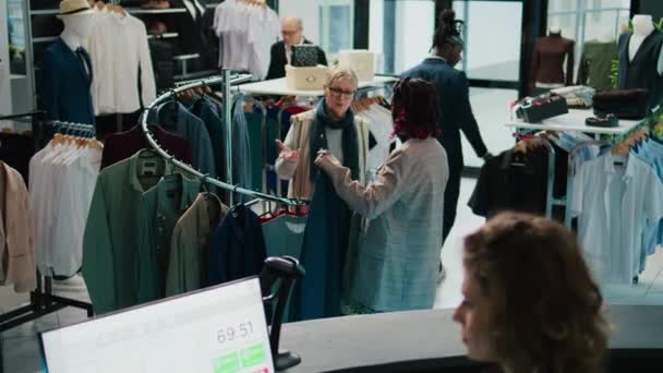 Těhotná Retailová Zaměstnankyně Pomáhá Pravidelnému Zákazníkovi Při Nákupu Doporučuje Rozměry — Stock video