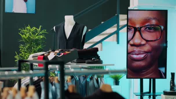 Köpcentrum Med Eleganta Skjortor Och Kostymer Displayen Säljer Fashionabla Föremål — Stockvideo