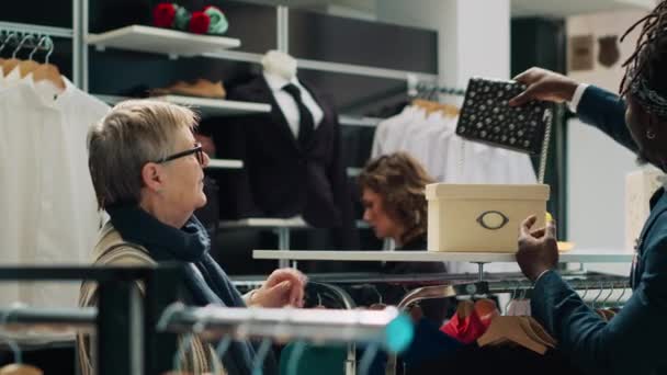 Starší Klient Chce Vidět Více Módních Tašek Obchodě Oblečením Mluvit — Stock video