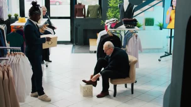 Starší Zákazník Nakupuje Nové Boty Které Ladily Jeho Elegantním Oblekem — Stock video