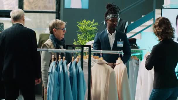 Styliste Mode Suggérant Des Articles Vêtements Clientèle Régulière Équipe Travailleurs — Video