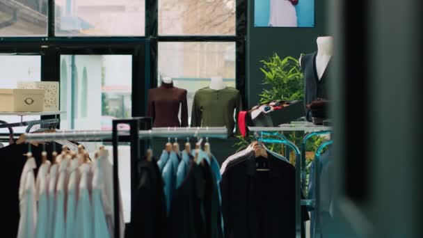 商场配备了大量新的时装系列 多种衣架和现代配饰 空荡荡的衣服陈列室里摆满了时髦的东西 小生意 相机A — 图库视频影像