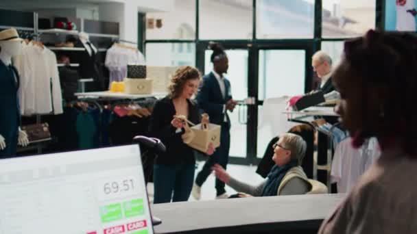 Alışveriş Merkezinde Rahat Bir Çift Ayakkabı Arayan Yaşlı Bir Kadın — Stok video