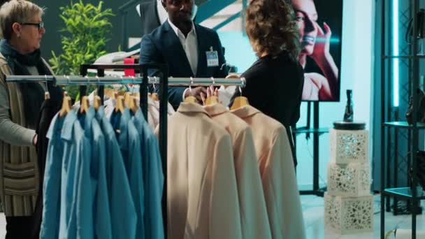 Zaměstnanci Tým Prezentuje Různé Oblečení Pro Seniory Klienta Pomáhá Vybrat — Stock video