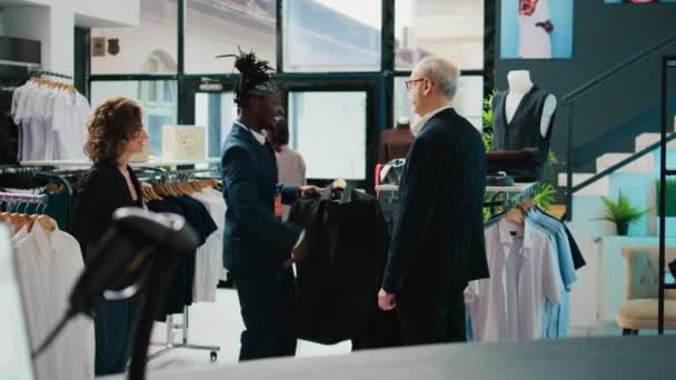 Sprzedawca Sugeruje Krawat Aby Dopasować Czarną Koszulę Formalnego Ubrania Tworząc — Wideo stockowe
