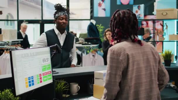 아프리카계 미국인 남자가 옷가게에서 주문을 현금으로 확인서에 서명했습니다 요청된 액세서리와 — 비디오