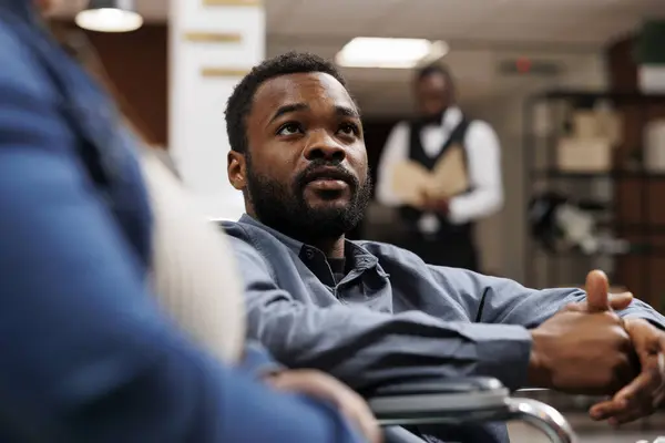 Afrikanisch Amerikanischer Reisender Rollstuhl Bei Der Ankunft Hotel Mit Behindertengerechten — Stockfoto