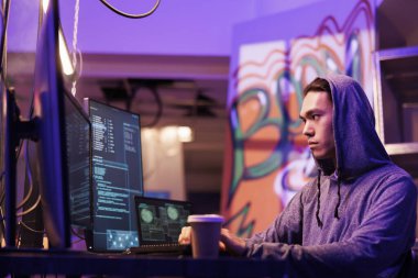 Bilgisayar solucanı kullanarak sunucudan bilgi çalan Asyalı bir hacker. Suçlular yasadışı internet virüsü kodluyor ve karanlık odaya girmek için kahve içerken sunucuya giriyorlar.