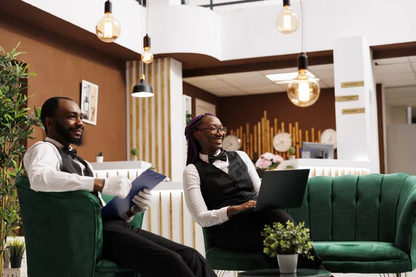 Amistosos Empleados Hoteles Afroamericanos Sonriendo Los Huéspedes Que Llegan Mientras —  Fotos de Stock