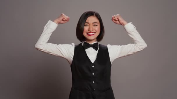아시아 컨시어지 스튜디오에서 근육을 구부리는 카메라 그녀의 보여줍니다 서있는 리셉션 — 비디오