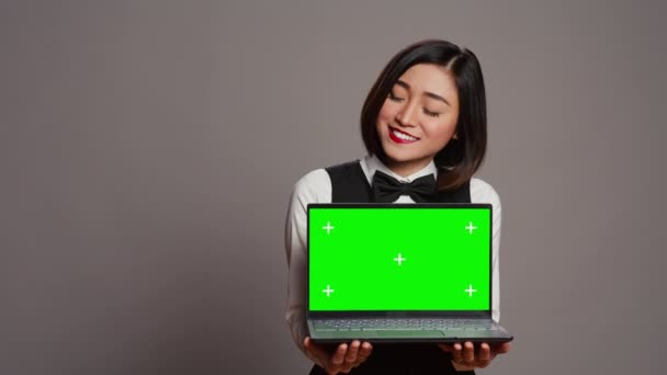 Recepcjonistka Wyświetlająca Zielony Ekran Osobistym Laptopie Prezentująca Odosobnioną Makietę Copyspace — Wideo stockowe