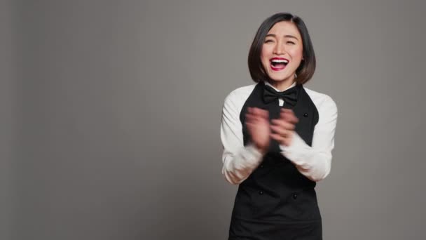 Servidor Asiático Aplaudiendo Alguien Animando Por Éxito Diciendo Felicitaciones Delante — Vídeos de Stock